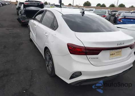 2022 Kia Forte Lxs z USA, uszkodzony, nr VIN 3KPF24AD2NE468629